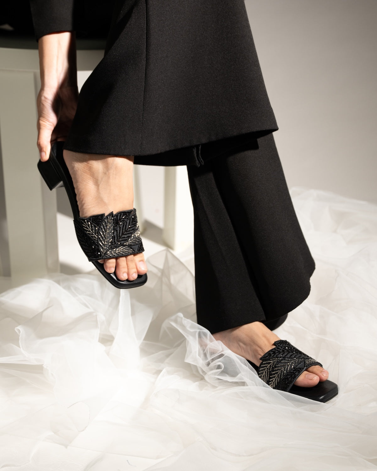 Izel- Black (Flats)
