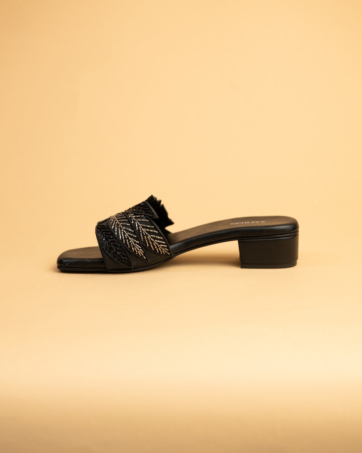 Izel- Black (Flats)