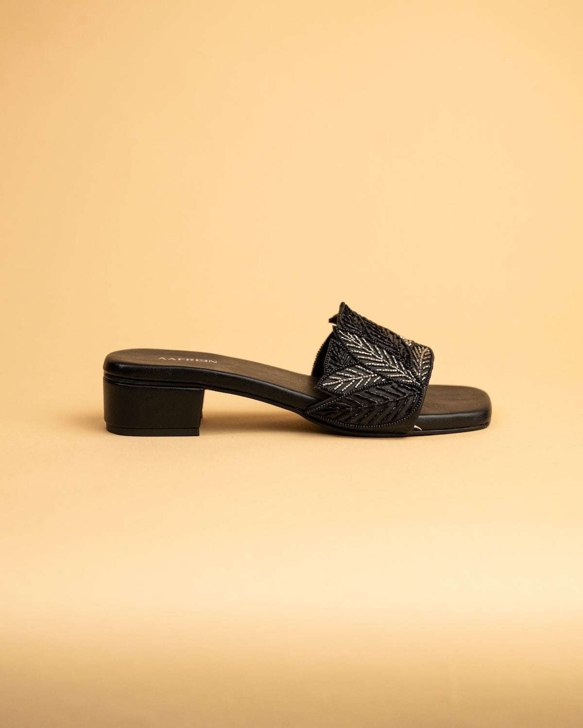 Izel- Black (Flats)