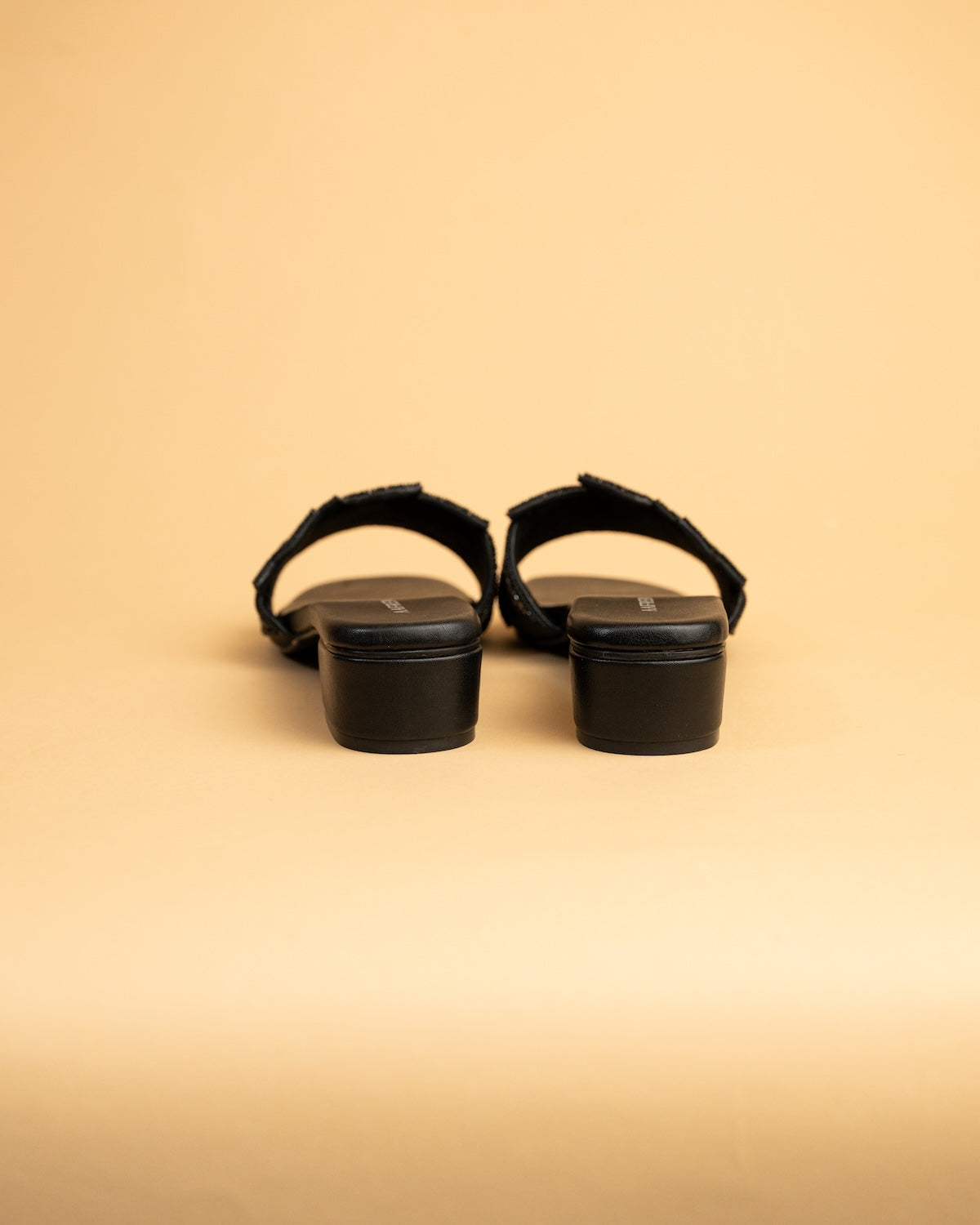 Izel- Black (Flats)