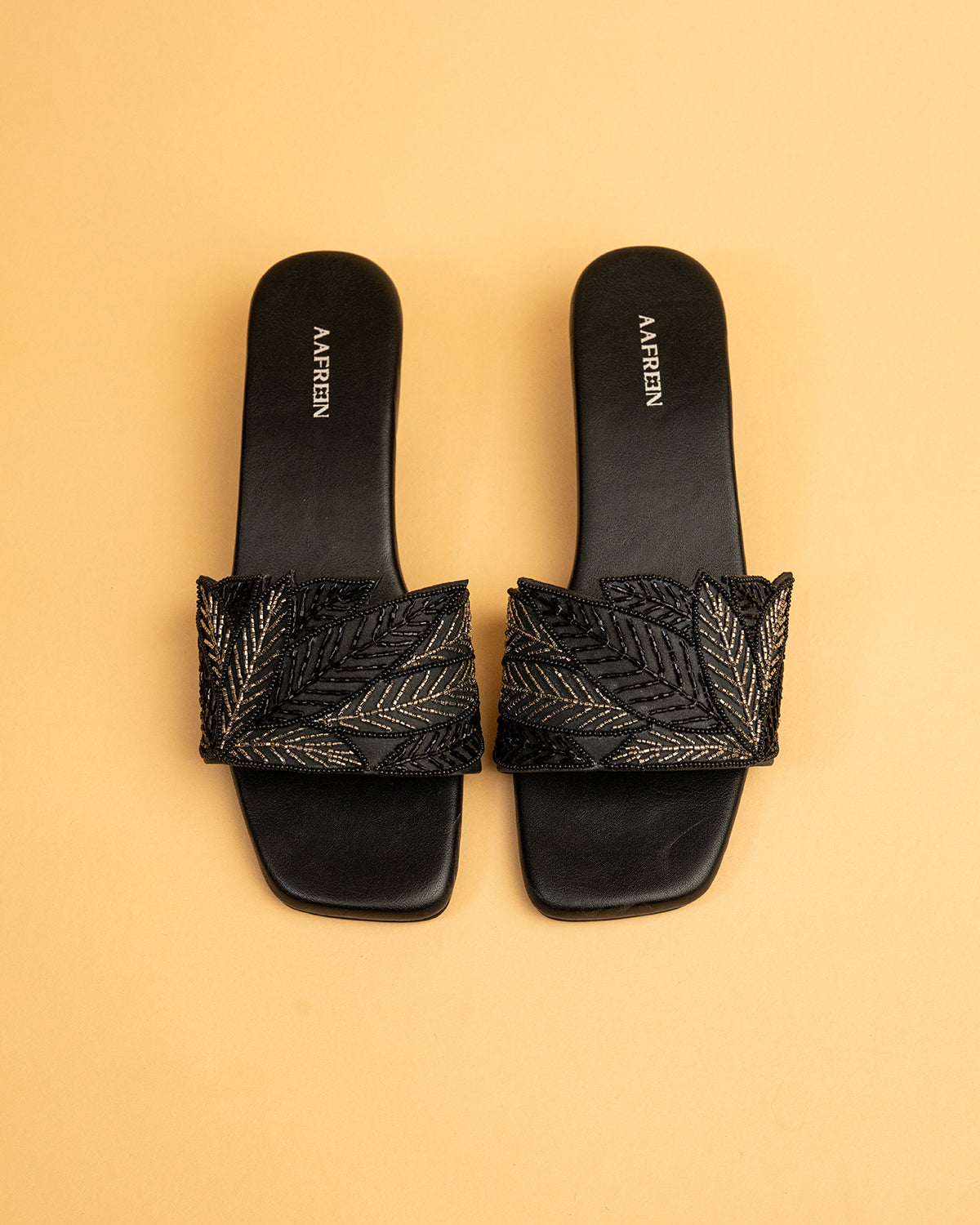 Izel- Black (Flats)